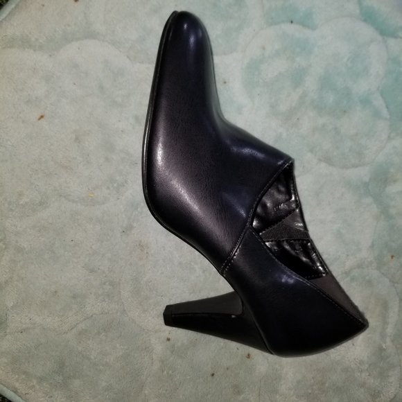 LN Asymmetrical  Black Booties/Heels SZ 6 - Picture 3 of 3